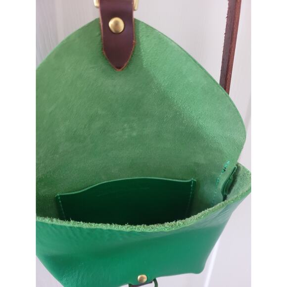 *** HOST PICK *** Glad & Young Kelly Green Fanny Pack Crossbody Leather Bag - Picture 4 of 5